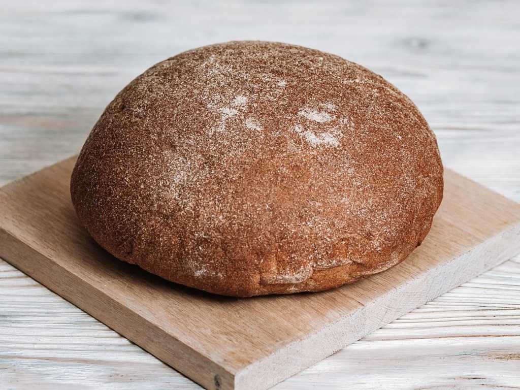 Подовой домашний хлеб. Круглый хлеб. Хлеб ржаной круглый. Круглый подовый хлеб. Круглый черный хлеб.
