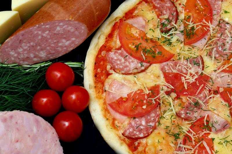 Пицца с колбасой и сыром в домашних условиях  – простые рецепты для духовки