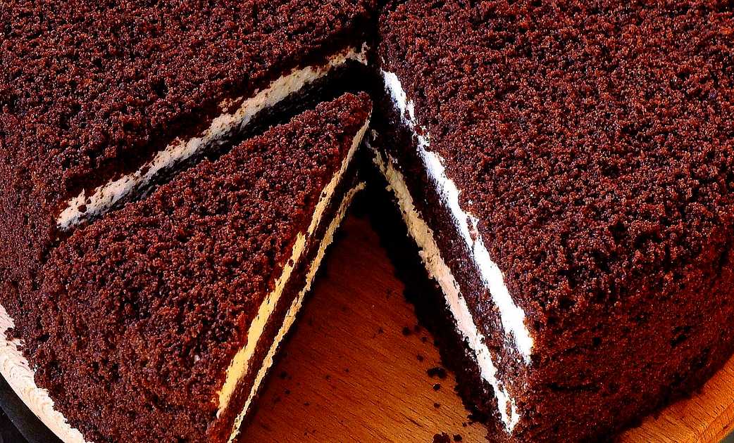 Вкусный шоколадный бисквит на кипятке — простой и бюджетный рецепт