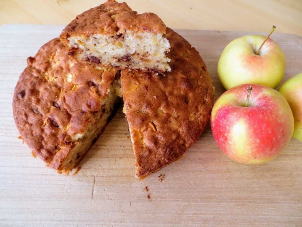 Заливной пирог с яблоками - 13 рецептов на скорую руку