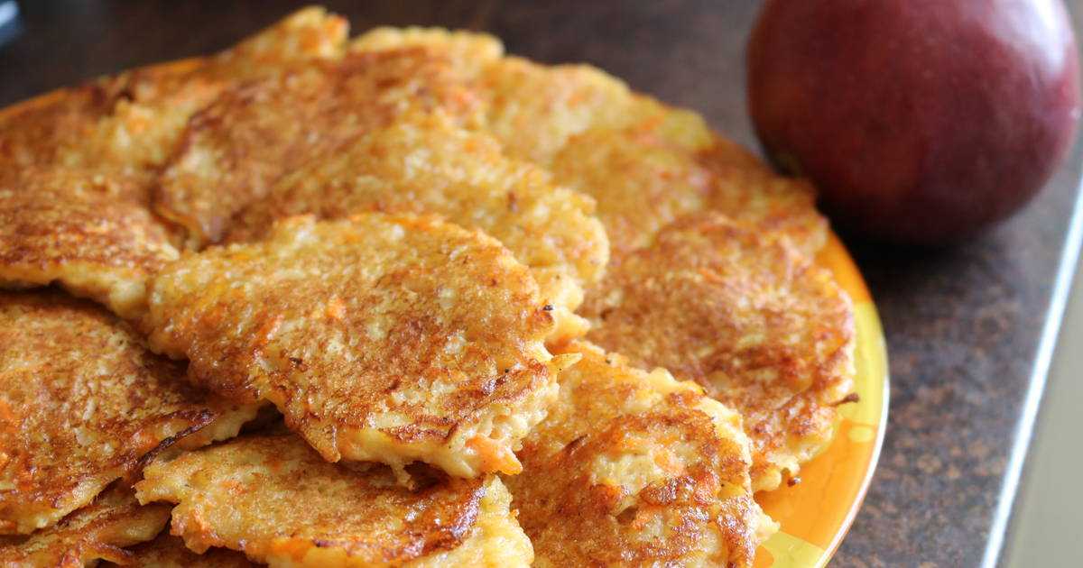 Оладьи с яблоками на кефире – 7 рецептов