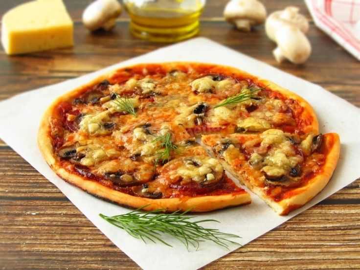 Домашняя  пицца с колбасой и сыром - 98 рецептов - 1000.menu