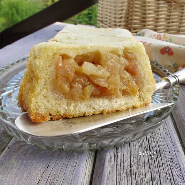 Шарлотка на сковороде с яблоками