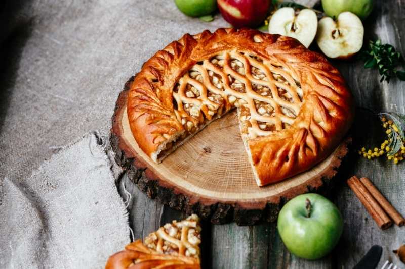 Дрожжевые пирожки с яблоками и корицей рецепт - 1000.menu