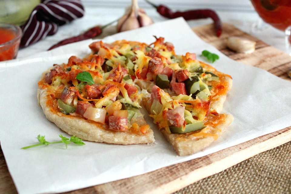 Пицца с колбасой, сыром и помидорами — 6 пошаговых рецептов