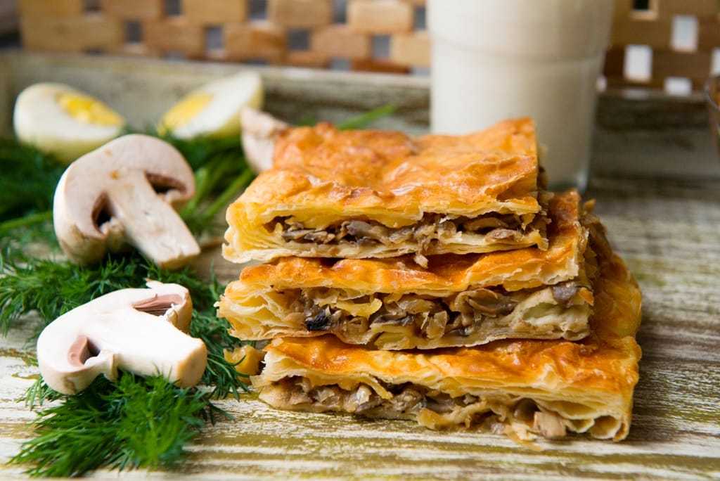Пироги из слоеного теста с сыром и грибами — пошаговый рецепт с фото