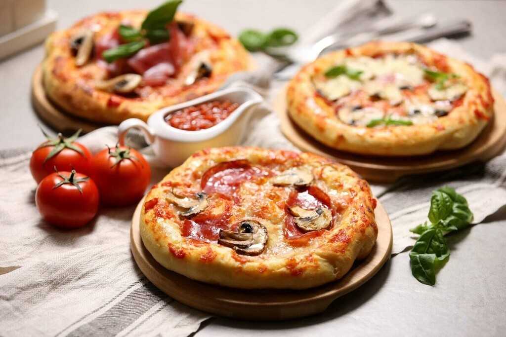 Рецепт пиццы с помидорами, колбасой и сыром в духовке - 14 пошаговых фото в рецепте