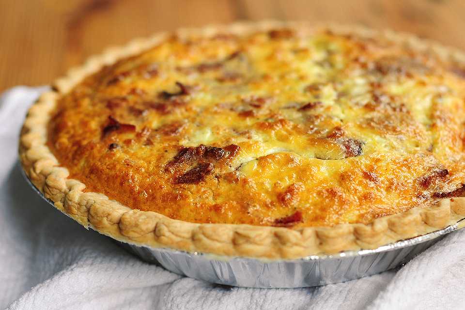 Открытый пирог с сыром грюйер, помидорами и луком «от темпераментной лоретты». блюда из сыра