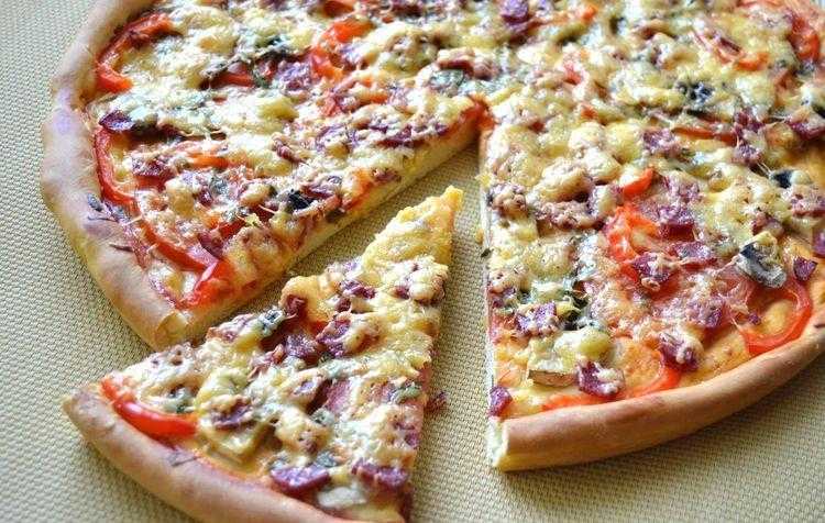 Домашняя быстрая пицца с колбасой на сковороде рецепт с фото пошагово и видео - 1000.menu