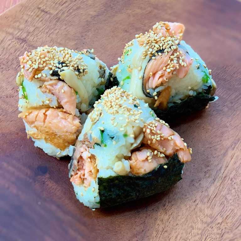 Яичные рулетики с рисом и тунцом