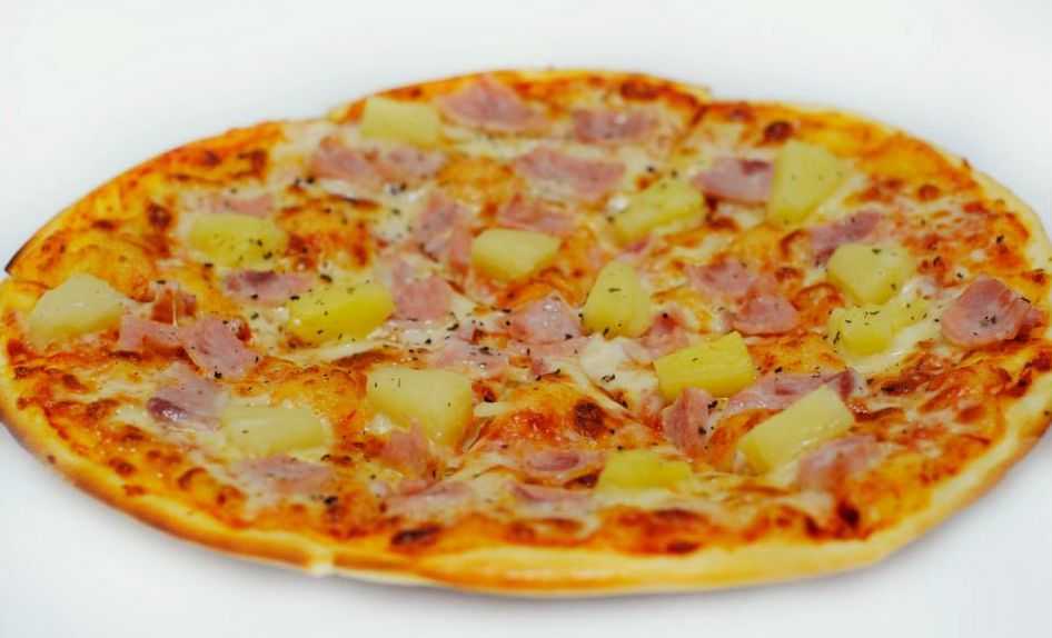 Пицца с курицей и ананасами - рецепт с фото