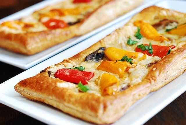 Пицца из готового слоеного теста – 10 рецептов