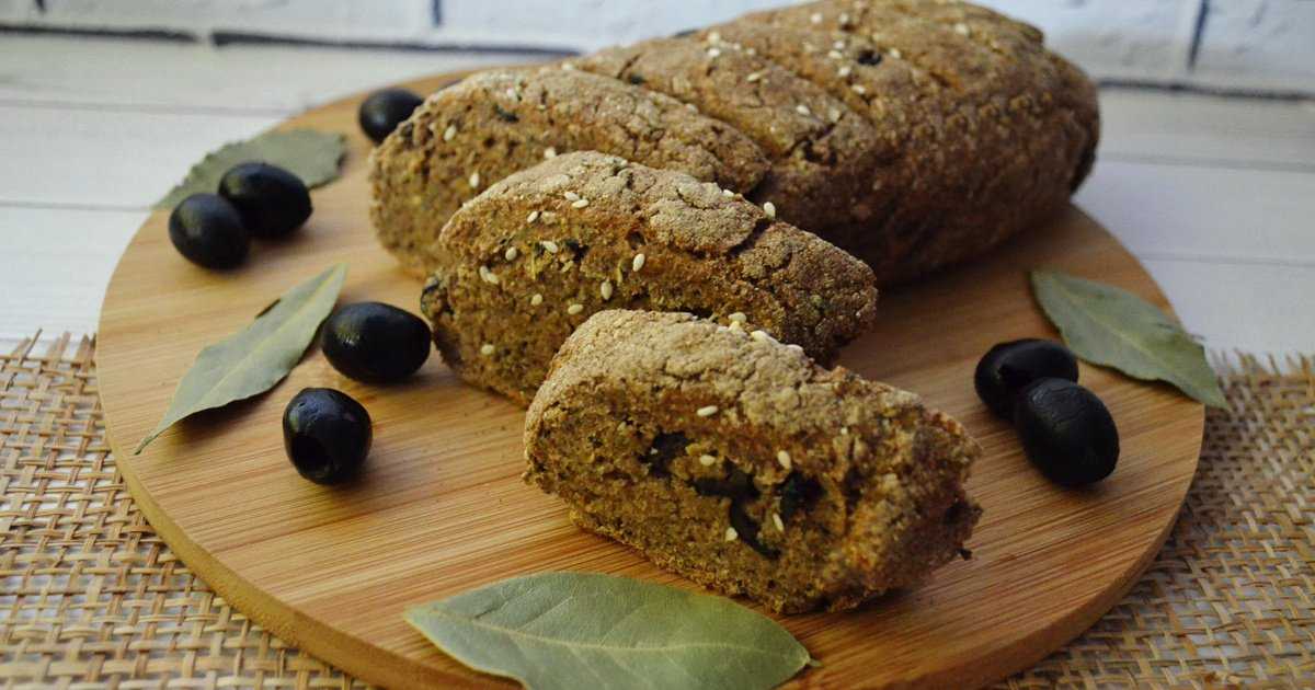 Испанский хлеб с маслинами на оливковом масле