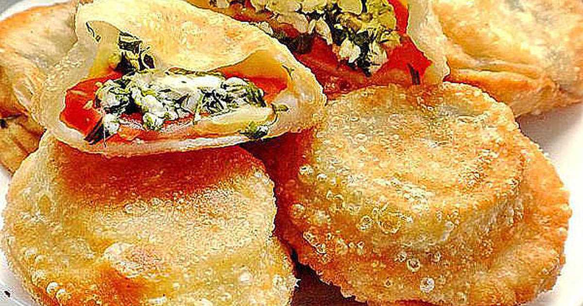 Аппетитные пирожки-бомбочки с помидорами и сыром: рецепт