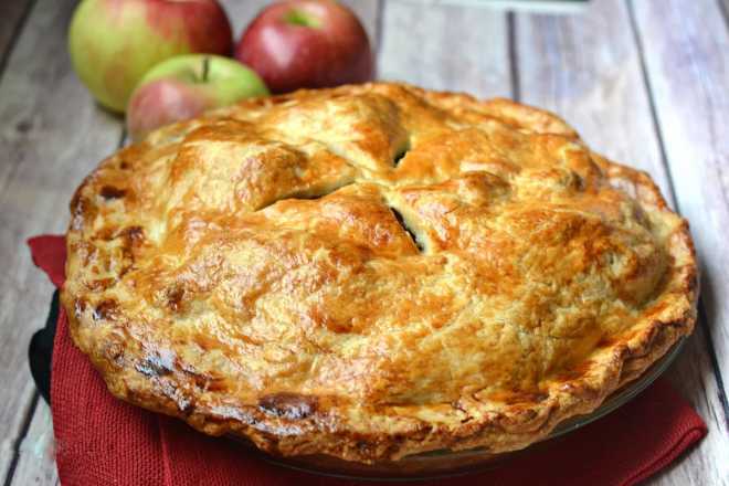 Сдобный пирог с яблоками – быстрый, вкусный, бюджетный