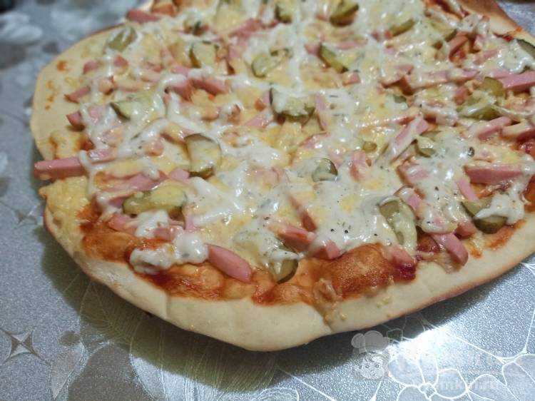 Домашние изыски: готовим пикантную пиццу с солёными огурчиками