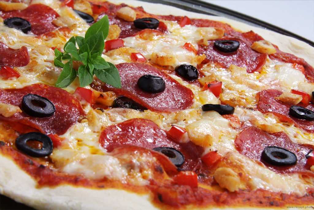 Рецепт пиццы с помидорами, колбасой и сыром в духовке