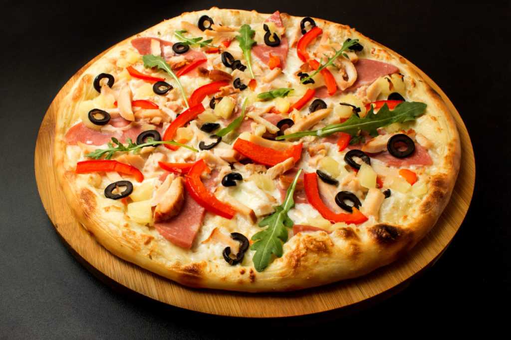Пицца в домашних условиях в духовке из тонкого дрожжевого теста, готового слоеного теста или на кефире, пошаговые рецепты с фото