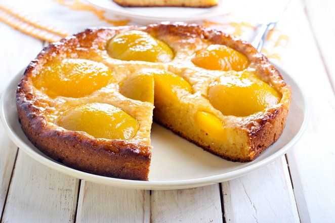Пирог с абрикосами: самые вкусные рецепты для духовки, мультиварки и микроволновки