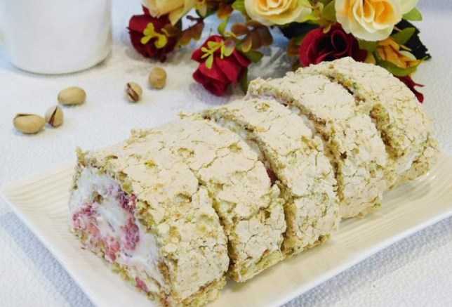 Меренговый фисташковый рулет с маскарпоне и малиной - кулинарный рецепт с пошаговыми инструкциями | foodini
