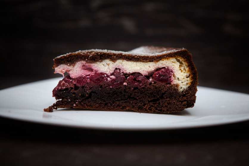 Шоколадный муссовый торт с вишневым желе внутри – как сделать муссовый торт с зеркальной глазурью и кули, пошаговый рецепт с фото