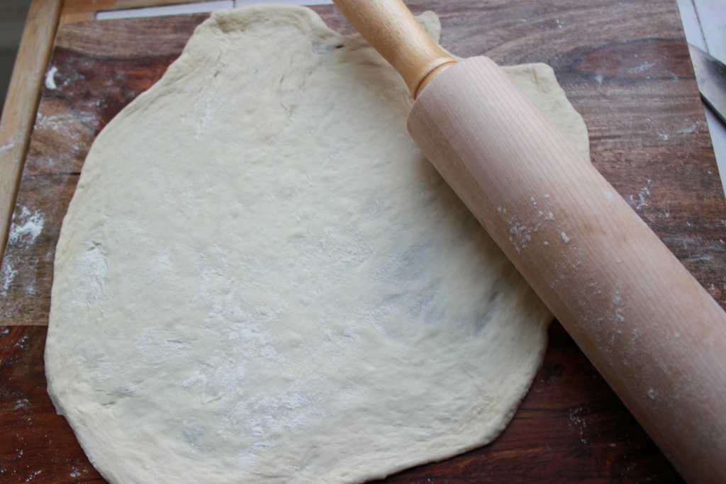 Тесто для пиццы на молоке без дрожжей: тонкая, хрустящая, за 20 мин