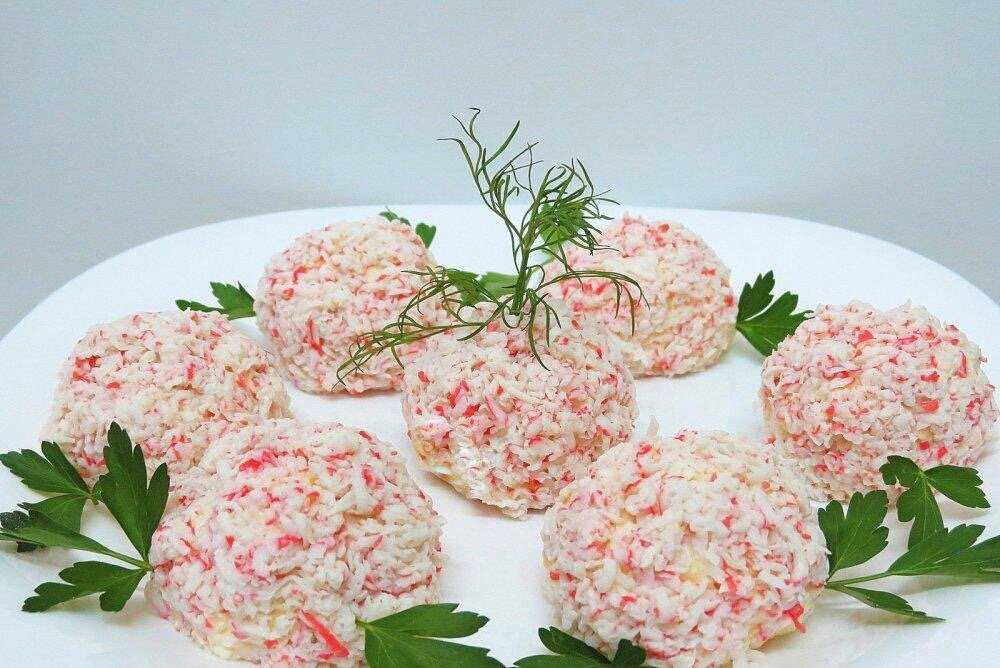 Салат крабовые палочки с рисом и кукурузой рецепт с фото пошагово и видео - 1000.menu