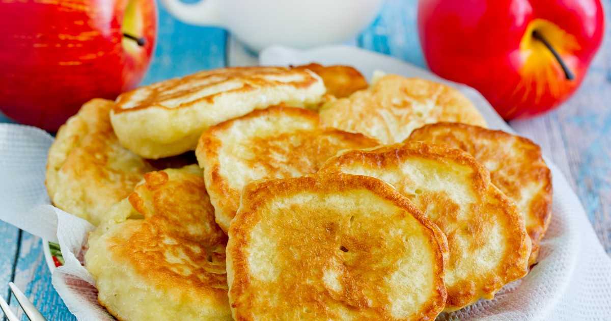 Пышные оладьи с яблоками на кефире: 5 лучших рецептов