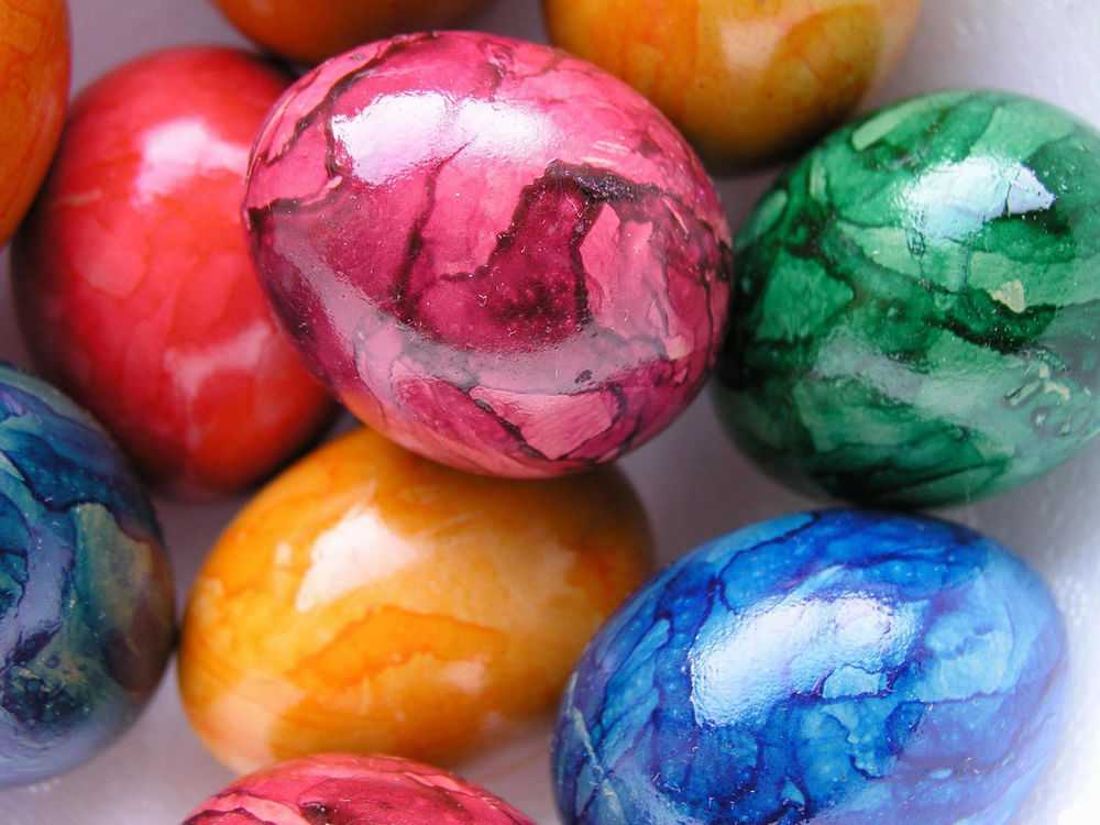 Как покрасить мраморные яйца на пасху 2021 своими руками