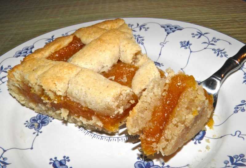 Тертый пирог с абрикосовым вареньем