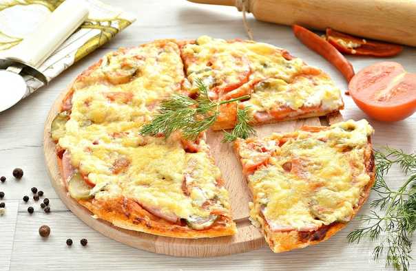 Пицца с колбасой и солеными огурцами в духовке в домашних условиях