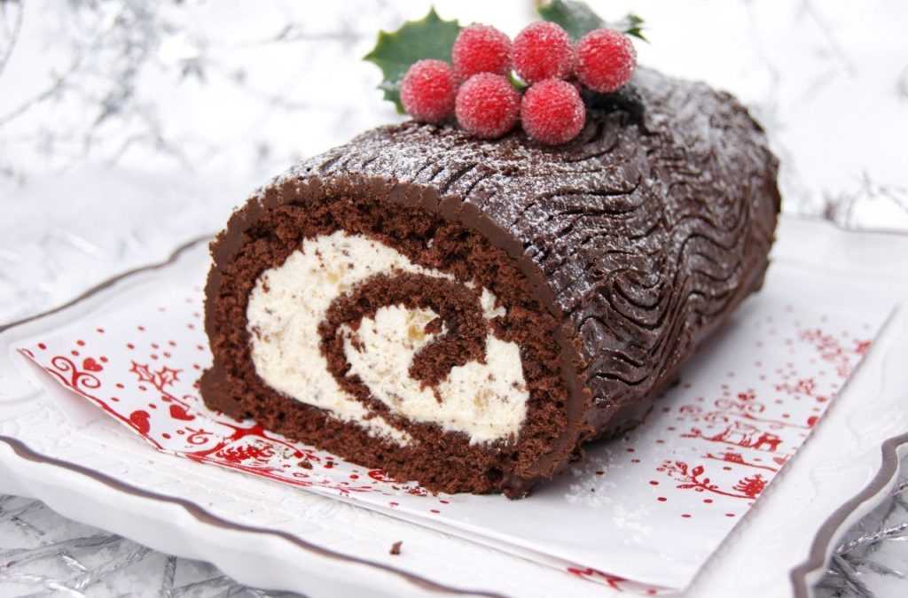 Шоколадный рулет: рецепт из печенья, с шоколадным кремом, творожные и другие