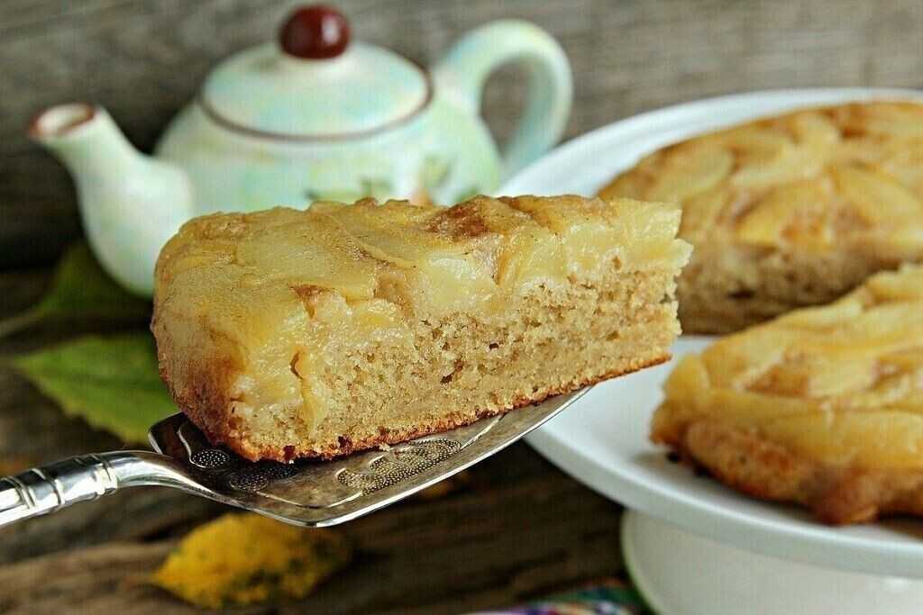 Сдобный пирог с яблоками — 10 простых рецептов