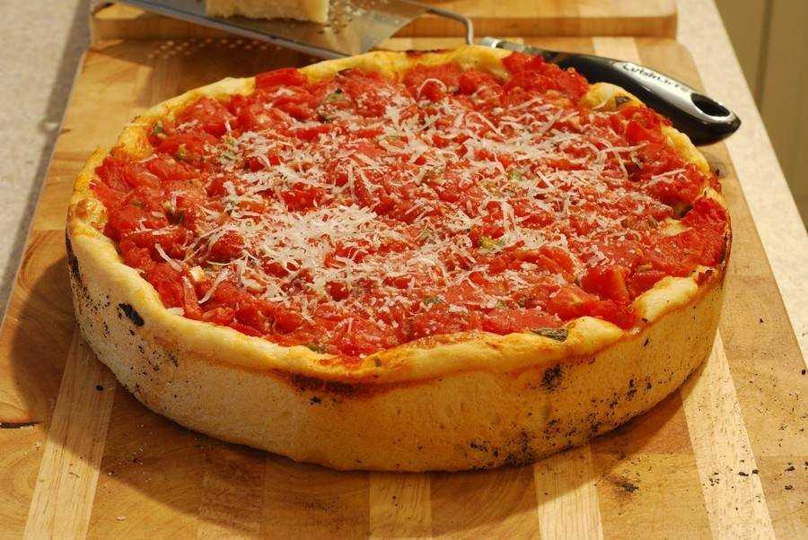 Толстушка из чикаго: упитанная пицца с фаршем, сыром и томатами (видео)