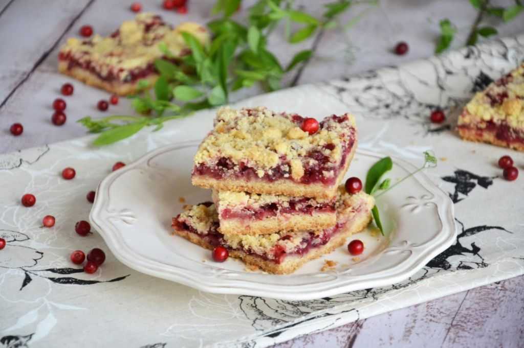 Песочный пирог с ягодами и сметанной заливкой рецепт с фото пошагово и видео - 1000.menu
