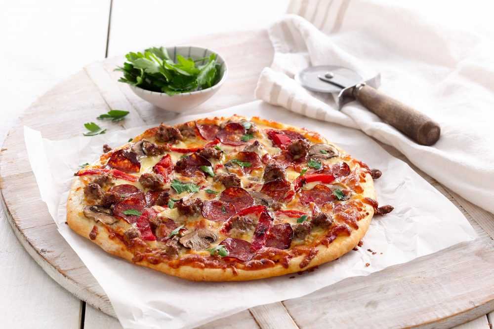 Рецепт пиццы с помидорами, колбасой и сыром в духовке