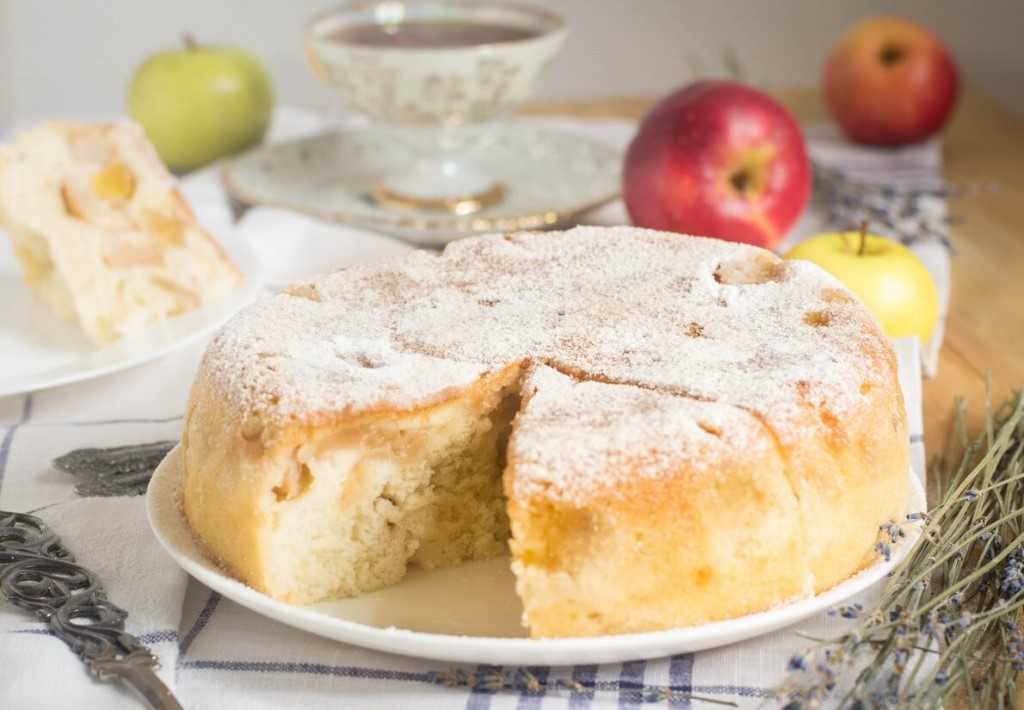 Пышная творожная шарлотка с сочными яблоками – рецепт в духовке