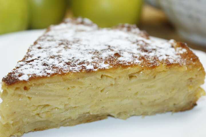Шарлотка на сковороде с яблоками - быстрый рецепт яблочного пирога на плите пошагово с фото