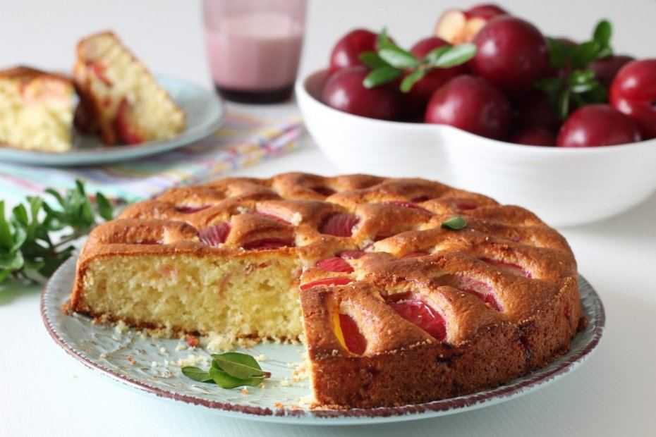 Манный пирог со сливами в мультиварке: рецепт с фото
