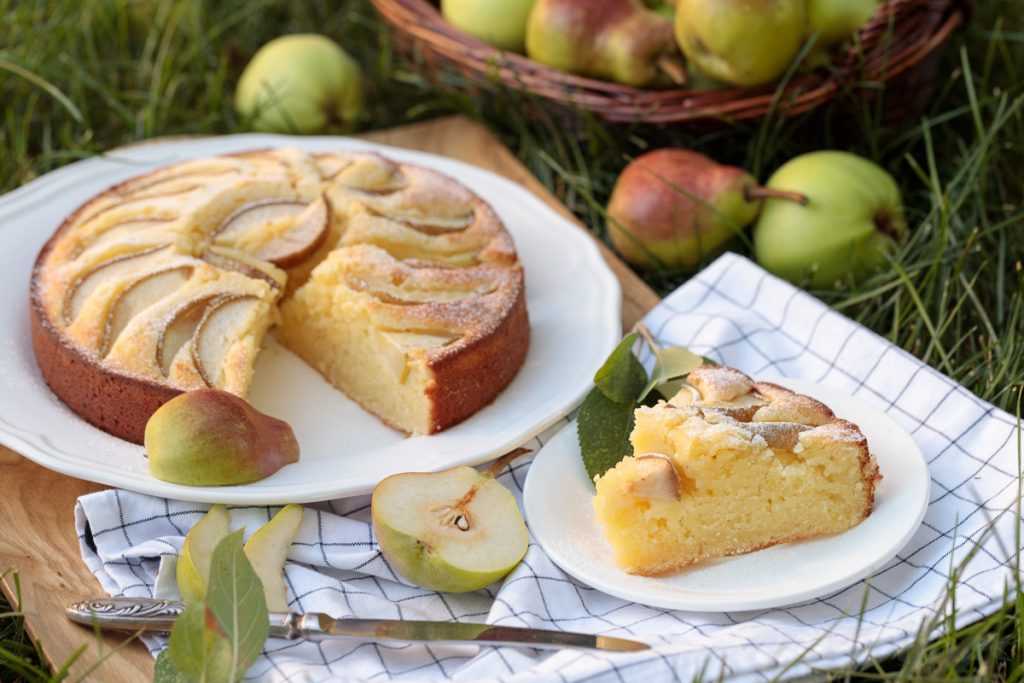 Пирог с яблоками и сливами   - пошаговый фоторецепт