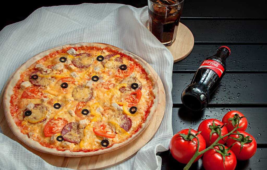 Пицца с колбасой и сыром в духовке: 5 простых рецептов приготовления в домашних условиях