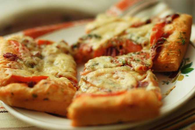 Пицца из слоеного бездрожжевого теста в духовке — лучшие рецепты