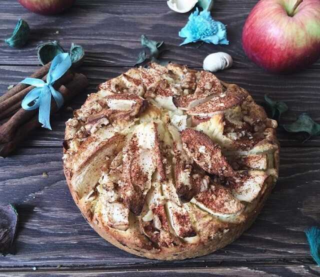 Шарлотка с яблоками и корицей – 5 ароматных рецептов