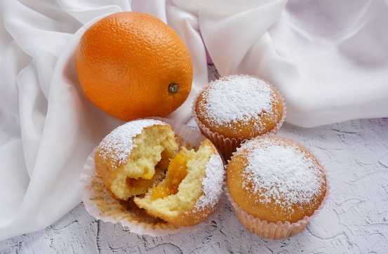 Творожный кекс с апельсином: 3 вкусных рецепта с соком и цедрой