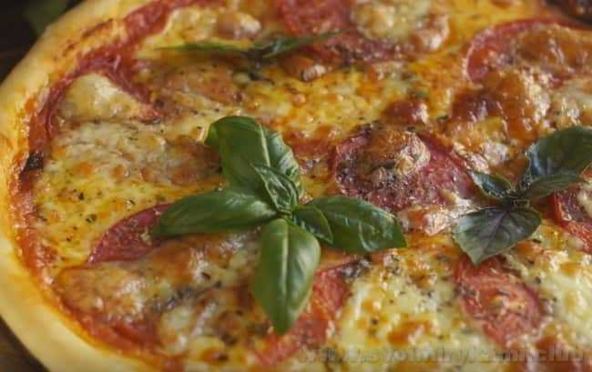 Пицца с колбасой, грибами и помидорами — пошаговый рецепт с фото