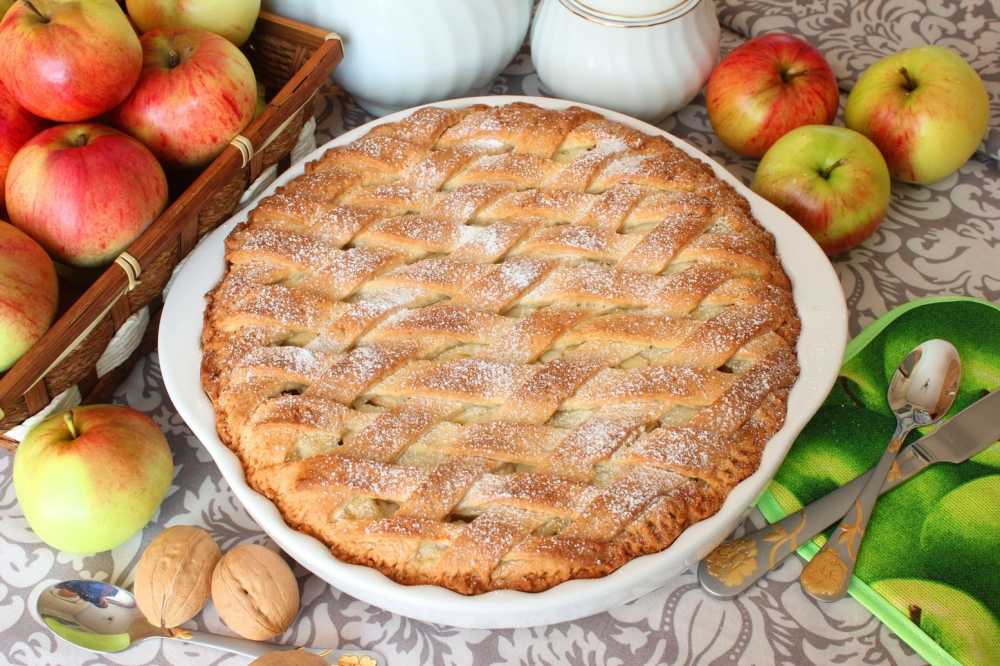 Сдобный пирог с яблоками – быстрый, вкусный, бюджетный