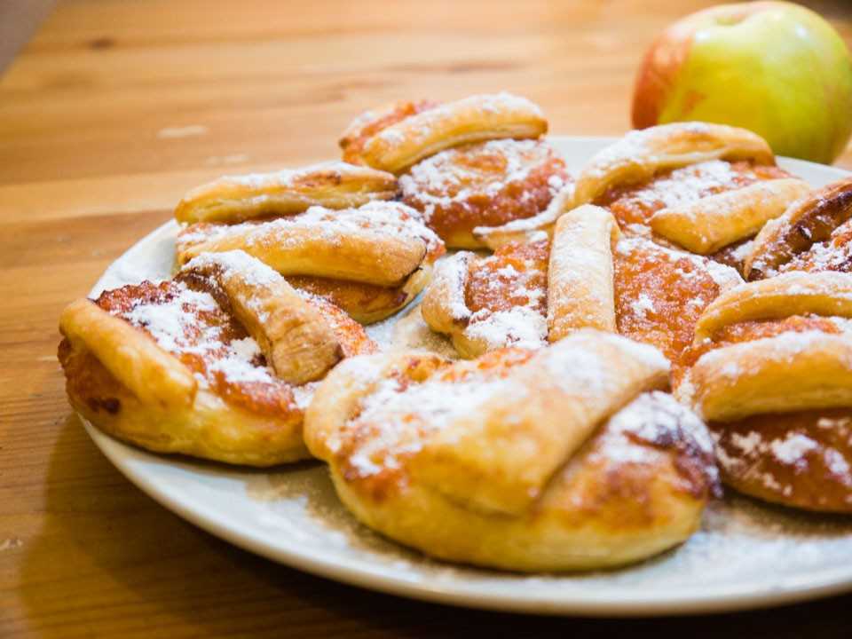 Воздушные пирожки с яблоками в духовке