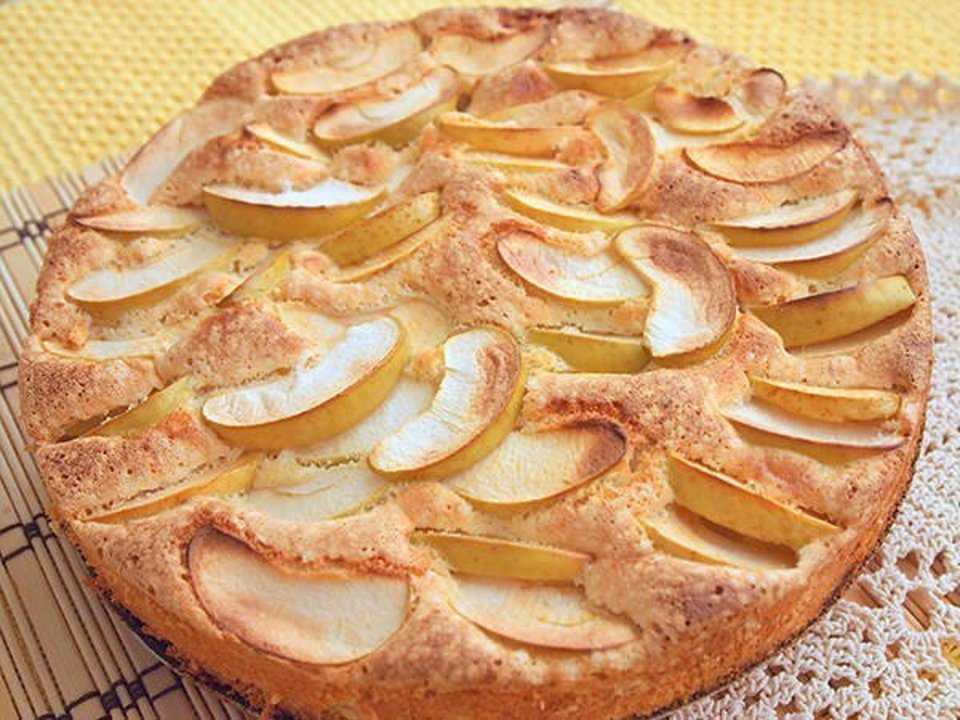 Пирог с яблоками в мультиварке - 15 рецептов из песочного дрожжевого или бисквитного теста