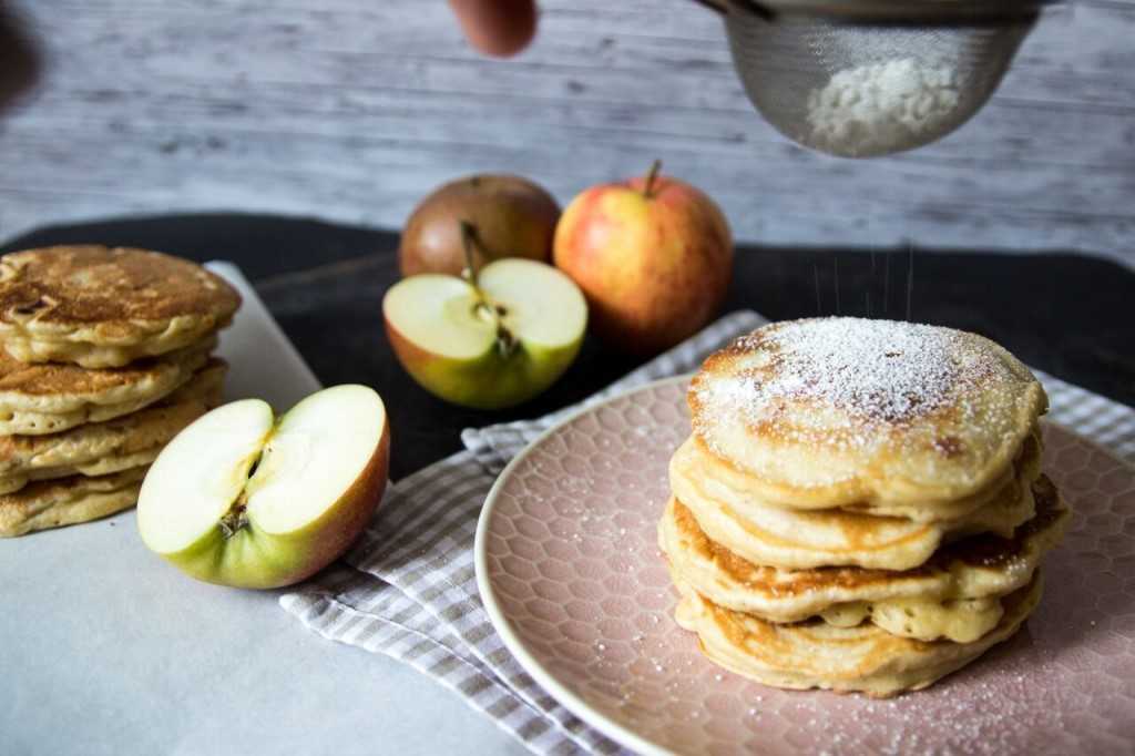 Оладьи на кефире без яиц с яблоками и корицей: рецепт с фото пошагово