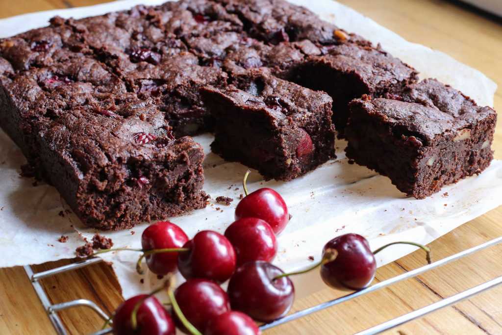 Шоколадный торт с вишней и взбитыми сливками проще простого рецепт с фото пошагово